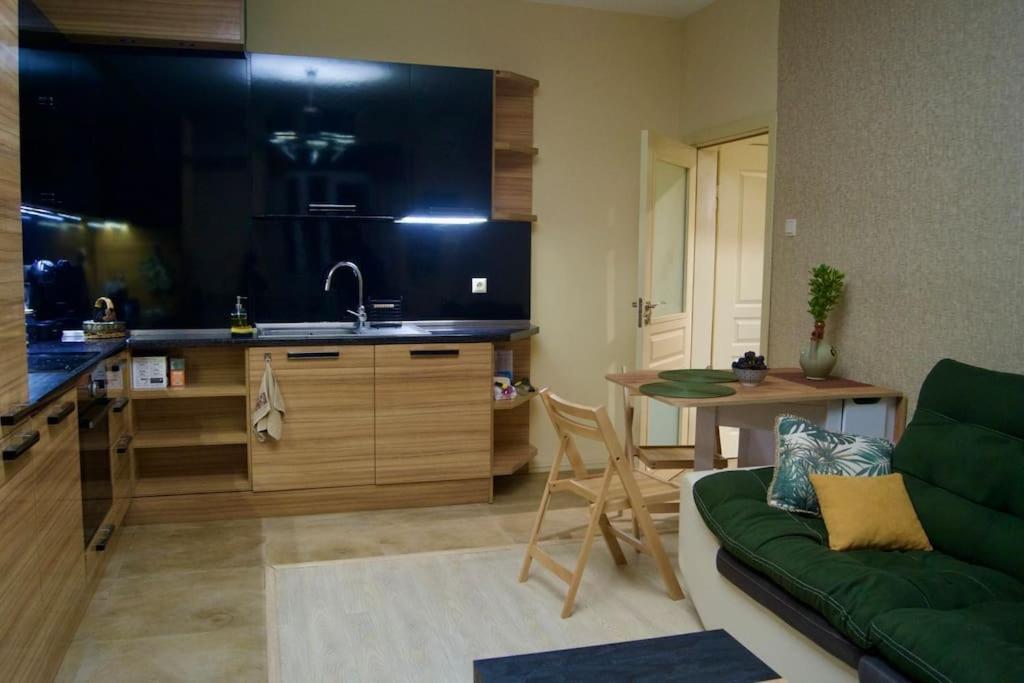 Cozy 2Br Oasis In Central Burgas Extérieur photo